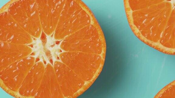 美丽多汁的桔子在蓝绿色的背景俯视图富含维生素C的健康柑橘类水果