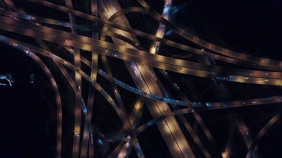 鸟瞰图的复杂天桥和繁忙的交通在夜间