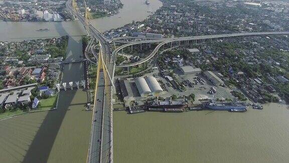 普密蓬大桥上空的空中交通景象