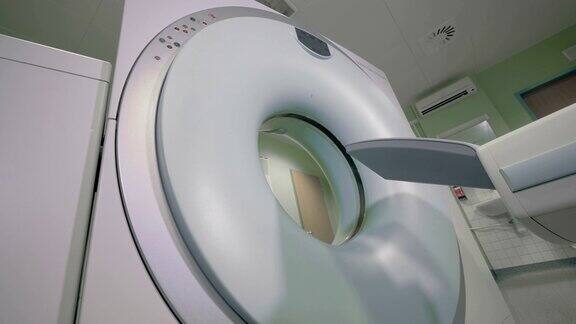 现代的体层摄影机在一个空房间里工作CT扫描仪放射设备