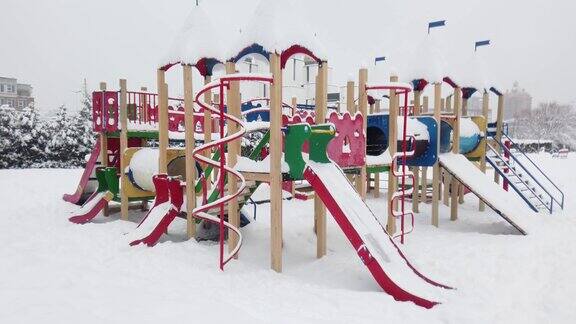 冬天孩子们的游乐场被白雪覆盖