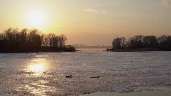 日落时河面上结了冰