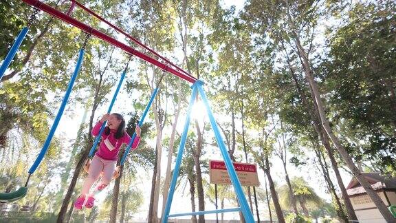 快乐的亚洲小女孩在公园玩