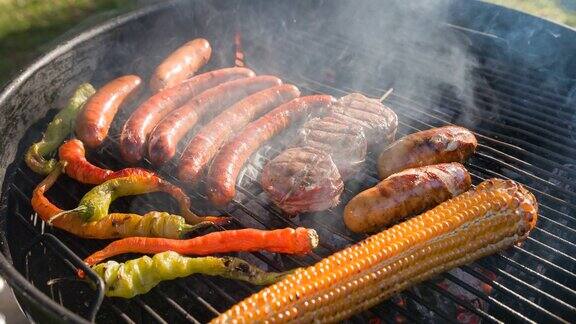 柴火烧烤可以增加肉类和蔬菜的风味
