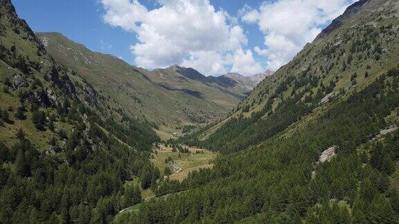 意大利高山峡谷鸟瞰图