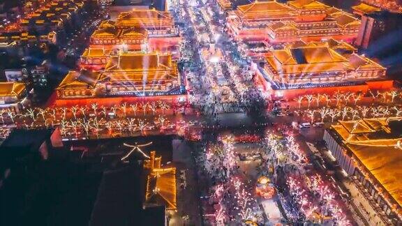 中国西安大唐光大夜景的延时鸟瞰图