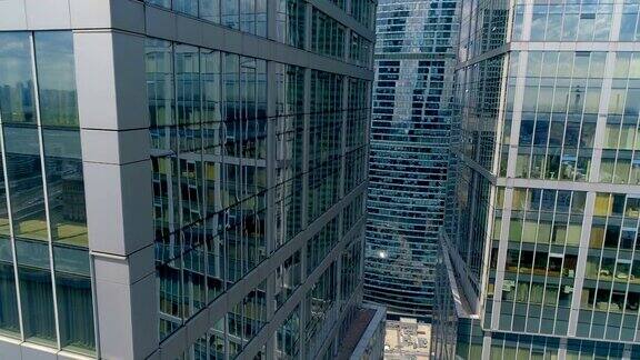 现代的城市无人机拍摄的令人印象深刻的摩天大楼4k