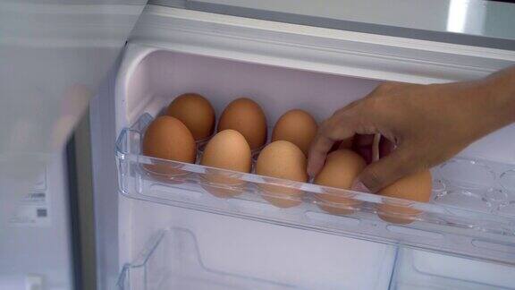 主妇从冰箱里拣鸡蛋的手