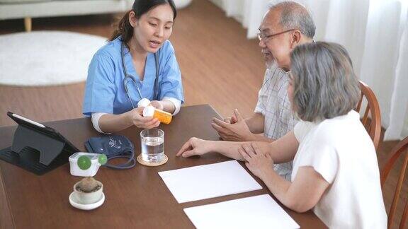 护士在家为老年夫妇检查血压