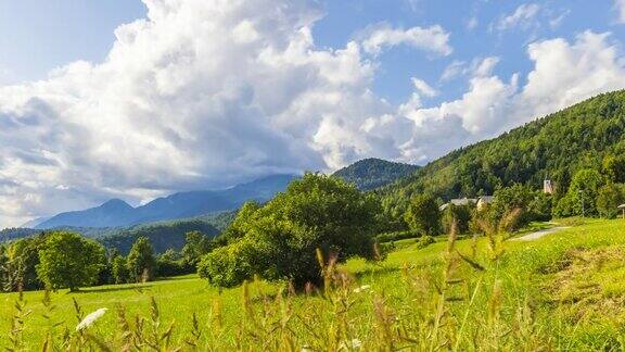 斯洛文尼亚阿尔卑斯山上空云的时间流逝