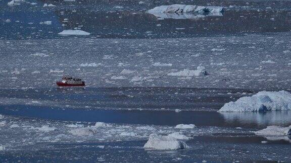 游船与人在浮冰之间