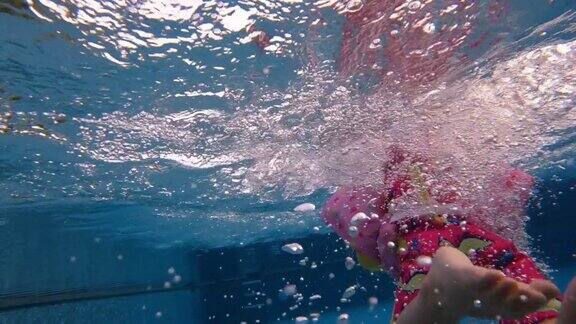 一名亚洲女孩游泳的水下视频