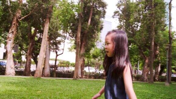 小女孩在台湾台北的公园里玩耍