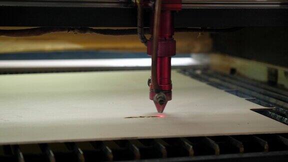 激光束用于胶合板的高精度切割木材切割技术
