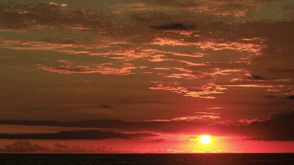 红色日落在海上的时间流逝模式