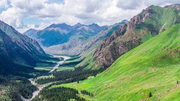 空中拍摄的新疆山脉和绿色草地景观