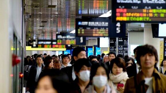 4K慢镜头:在高峰时段拥挤的香港地铁站