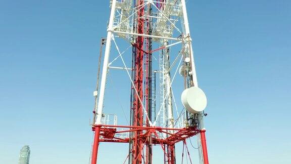 飞行塔与无线电中继天线对蓝天红白油漆电信技术