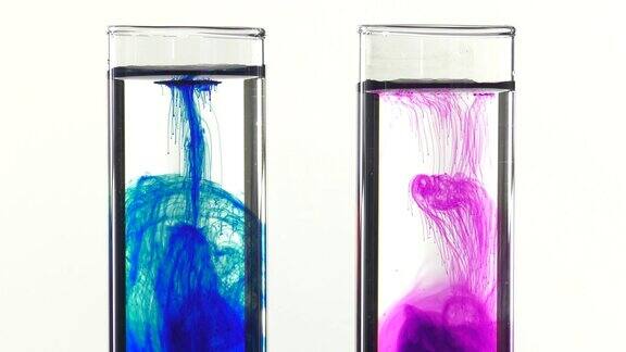 高锰酸钾和亚甲基蓝落在两个试管的水中
