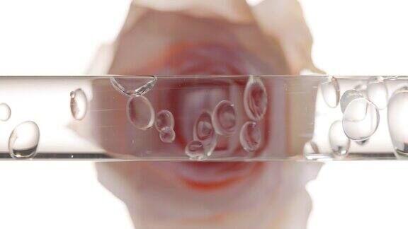 透明气泡与透明液体一起在玻璃管中流动