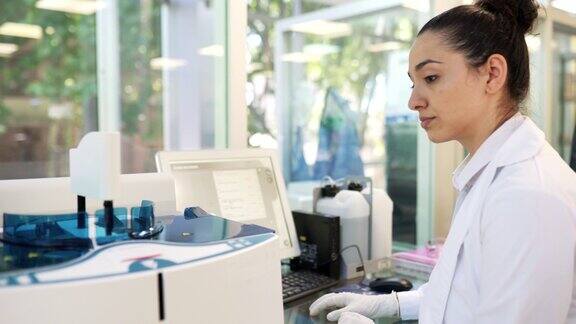 女科学家在病理实验室使用血液分析离心机
