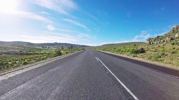 在乡村风景中奔跑