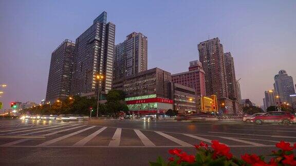 黄昏日落照亮长沙市交通街道十字路口全景时间跨度4k中国