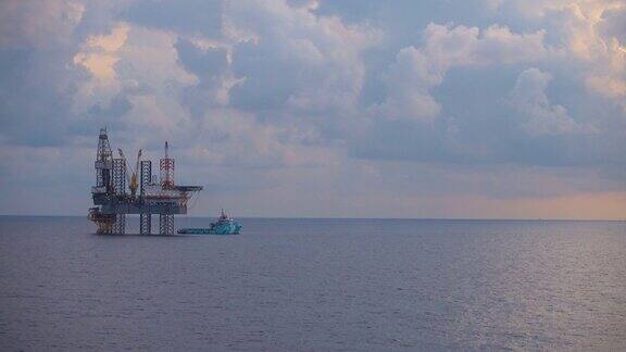 海上自升式钻井平台位于海上位置在日出时间为石油和天然气行业