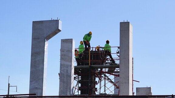 工人们正在建筑工地上建造一座高楼