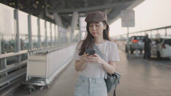 在机场等出租车时使用智能手机