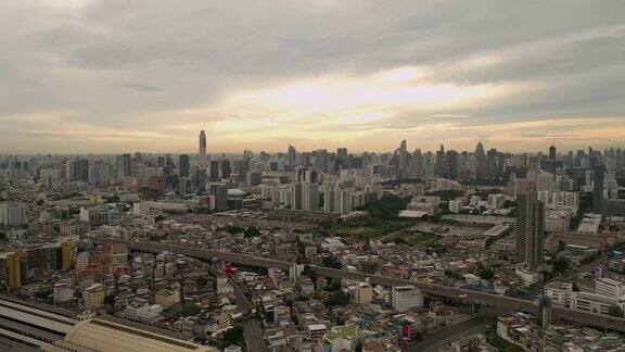 鸟瞰图曼谷城市景观在日出