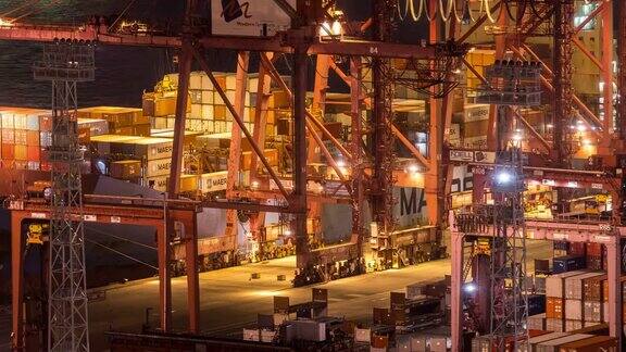 延时:航拍在香港海上货柜港口青衣由手推车货车于夜间卸货至货轮