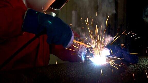 4K视频:工人焊接钢部分