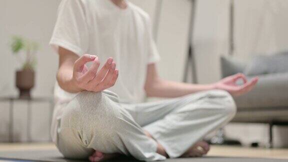 亚洲人在瑜伽垫上冥想的手的肖像