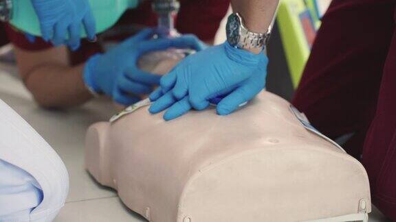 心肺复苏术培训课程包括心肺复苏术娃娃和AED机心脏泵和呼吸机