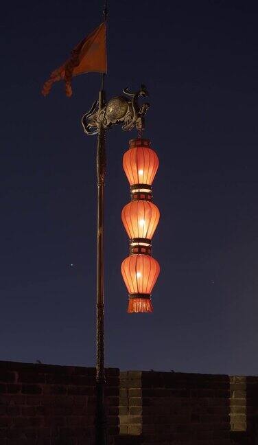 中国陕西西安古城墙上的龙旗和灯笼