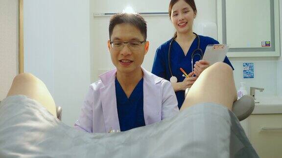 男医生在病房给女病人做内部检查