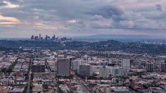 洛杉矶市中心和格兰岱尔白昼到夜晚日落云景时光流逝