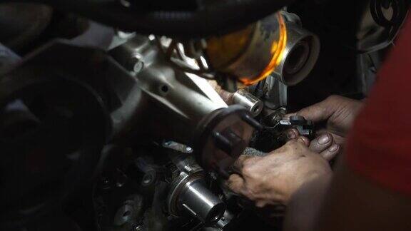 一个专业技工正在修理一个很旧的引擎