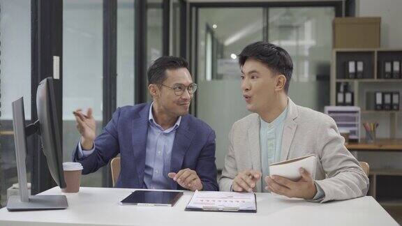 两位身材苗条的亚洲商人在办公室里握手和拥抱展示了商业成功的基因商业金融概念