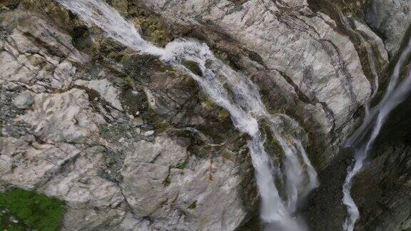 令人叹为观止的近距离鸟瞰图水从风景如画的索菲斯基瀑布的边缘奔流而下