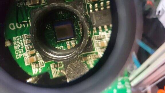 在工厂用显微镜检查电子PCB板