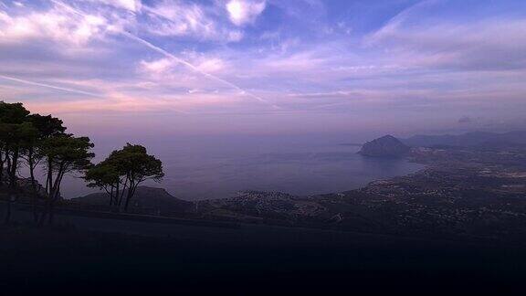 日落时科法诺山和海湾的全景