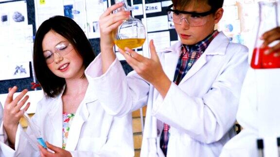 专心学习的孩子们在实验室做化学实验