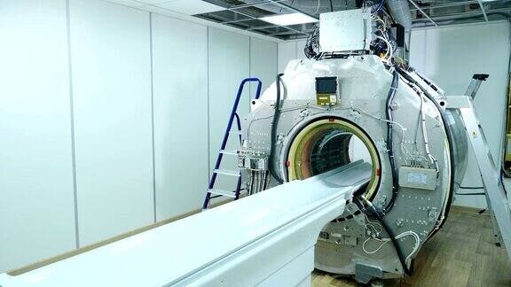 MRI扫描仪上没有塑料覆盖板磁共振成像机组装安装新建现代化医院病房配备核磁共振成像设备长针4k