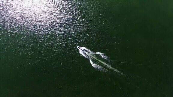 空中摩托艇在湖面上加速反射阳光