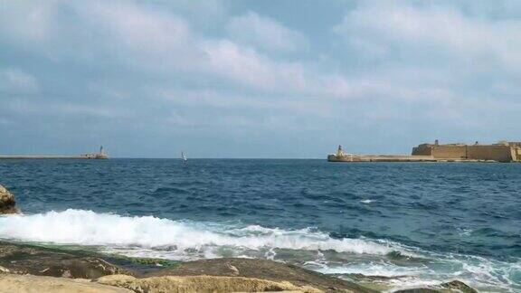 从瓦莱塔海岸眺望地中海、里卡索里堡和马耳他岛