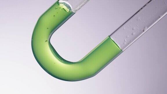 注入绿色液体在管道中流动