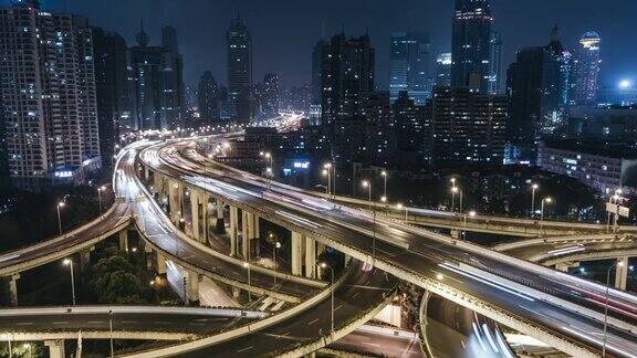 中国上海多条高速公路和立交桥夜间高峰时段的交通状况