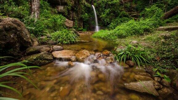 泰国绿色雨林中的瀑布延时